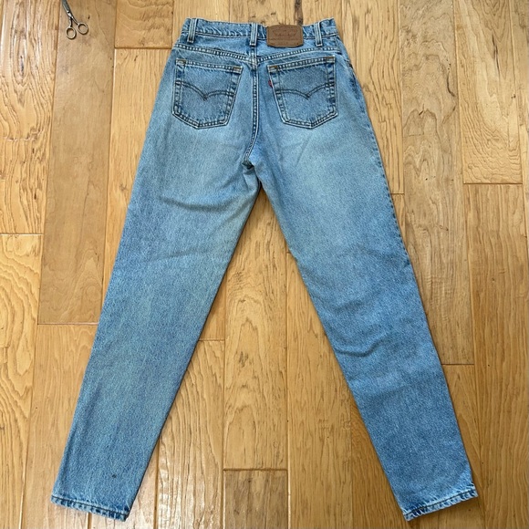 Vintage Levi’s 550 Relaxed Fit Tapered Leg USA 100% Cotton Blue Lt Wash 6 or 26 - Picture 2 of 10